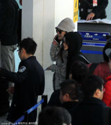 组图：赵薇现身上海机场 等候安检电话打不停