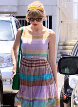 组图：泰勒-斯威夫特彩虹裙出街 红唇美肌玩转撞色