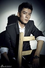 组图：许凝时尚写真彰显情男魅力