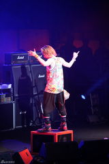 高清组图：FTISLAND摇滚闹京城 洪基感动拍歌迷