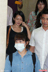 小S证人身份被传唤 神色疲惫白色肩带外露(图)