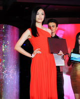 组图：姚晨曼妙红裙露香肩 影视音乐全面开花