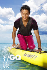 幻灯图：吴彦祖沙滩封面照曝光 阳光帅气魅力十足