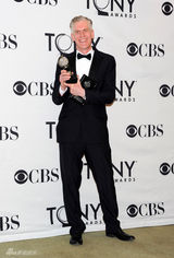 组图：戏剧托尼奖揭晓 众星后台捧奖杯秀荣誉