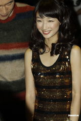 组图：周冬雨闪亮小洋装看秀 心情大好微笑放电