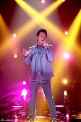 组图：歌手2邓紫棋白裙优雅 茜拉满文军补位