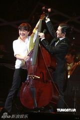 组图：萧敬腾唱《black or white》 向杰克逊致敬