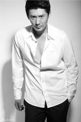 组图：张天其拍黑白写真 诠释质感型男