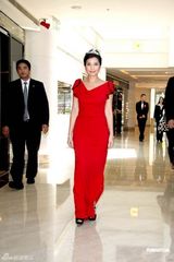 高清图：钟楚红为珠宝店剪彩 着红色礼服变公主