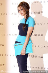 组图：贝嫂维多利亚撞色蓝裙亮相