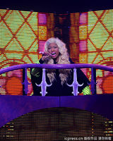 组图：麻辣鸡个唱粉丝强行上台 与保镖激烈扭打