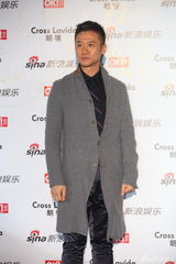 组图：黄志忠绅士亮相明星街拍盛典红毯