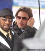 组图：皮特入围奥斯卡争影帝 保镖撑伞显大牌