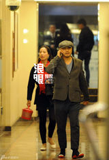 组图：徐峥与神秘女共进晚餐 忙讲电话无心道别