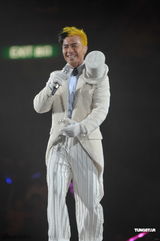 组图：杨千嬅挺大肚捧场梁汉文 陈奕迅夫妇亮相