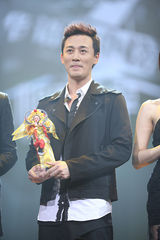 组图：李宇春榜中榜揽3奖 蔡依林险走光