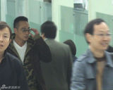 组图：吴镇宇抵京扮“黑超潮人” 宝刀未老笑容难掩