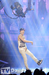 组图：INFINITE《音乐中心》夺冠 金素贤主持