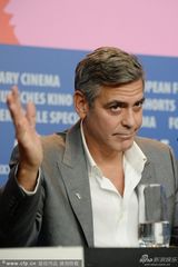 组图：《古迹卫士》克鲁尼与马特达蒙搭肩搞怪