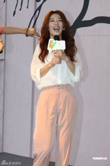 高清组图：田馥甄上海签售 和粉丝亲昵合影无架子