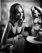 组图：超模艾妮可化身贵妇 穿蕾丝内衣神秘性感