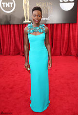 组图：演员工会奖红毯 卷福帅气劳伦斯长裙闪耀