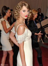 高清组图：纽约大都会庆典 斯威夫特白裙圣洁