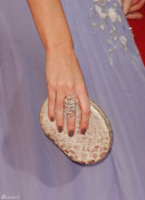 高清组图：艾美奖红毯 艾米丽-布朗特秀单肩裙