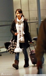 组图：周冬雨无明星架子自提行李 张艺谋副导亲护驾