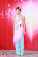 组图：亚姐比赛才艺表演 齐真晨献唱夺冠