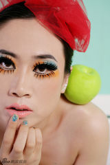 组图：芙蓉姐姐写真走糖果路线 白色纱裙显甜美