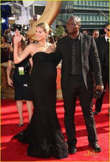 高清组图：名模克鲁姆大肚如箩 与老公牵手亮相