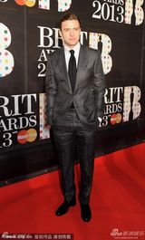 组图：大贾斯汀西装革履帅气亮相