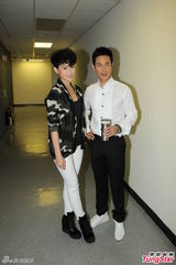 组图：胡杏儿与三视帝合作拍月历 今年放弃争视后