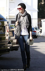 组图：海瑟薇便装亮相 黑白搭配演绎秋日时尚