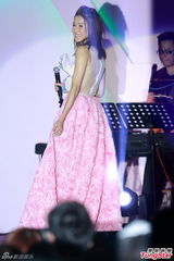 组图：钟嘉欣开唱似百变公主 郑欣宜等助阵