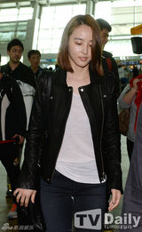 组图：韩惠珍奇诚庸现身机场秀甜蜜恩爱