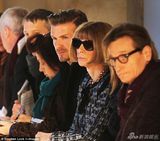 组图：小贝携妻女外出用餐 小七手拿玫瑰卖萌