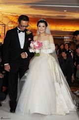 组图：Selina与阿中完婚紧握双手 幸福溢于言表