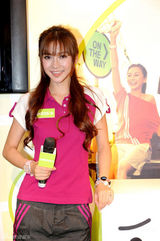 高清图：Angelababy和周柏豪联袂代言运动品牌