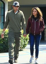 组图:未婚妻米拉出席哥哥婚礼 阿什顿-库彻护驾