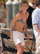 组图:查理兹-塞隆骑摩托艇 比基尼秀火辣身材