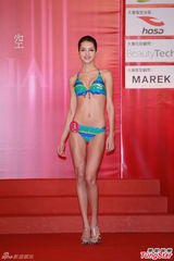 组图：候选亚姐泳装亮相 韩国选手压鼻否认整容