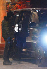 组图：黄海波与友吃烤肉 出门握手道别