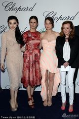 组图：范冰冰裸色紧身裙露背秀身材