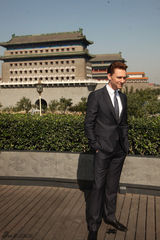 组图：《雷神2》“洛基”帅气亮相北京前门