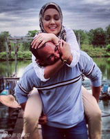 组图：茜拉与男友亲密合影曝光 童年照可爱