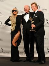 组图：Lady Gaga身着怪异镂空裙助阵国际艾美奖