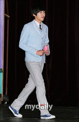 组图：东浩金秀妍等出席新剧《realschool》记者会