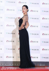 组图：Clara黑裙冷艳 爆乳露背博眼球